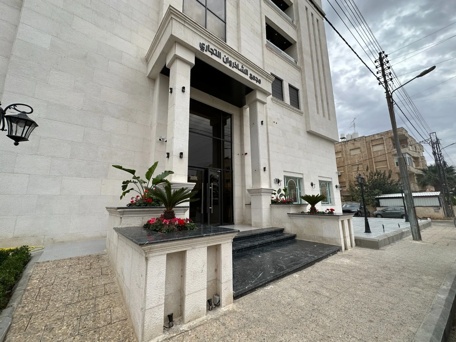 تنفيذ أعمال الديكور في فندق الشذروان